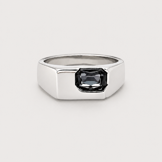 Ring mit Eingelassenem Diamanten