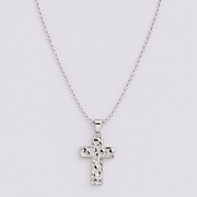 Collana con croce martellata