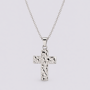 Collana con croce martellata