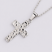 Collana con croce martellata