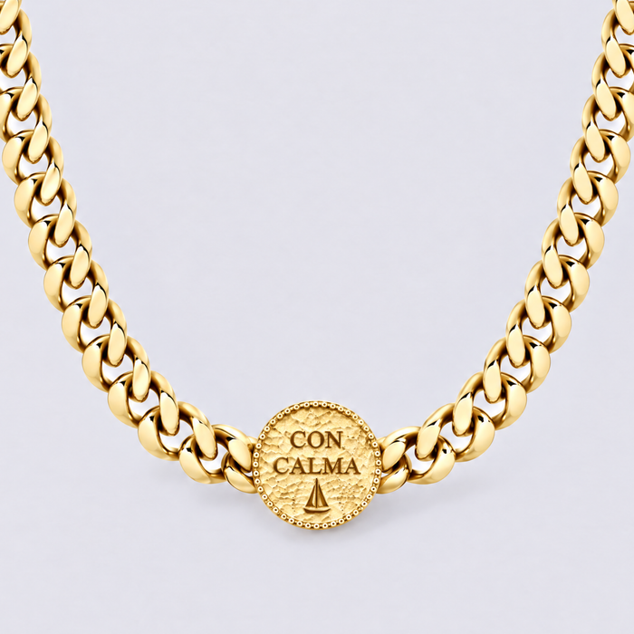 Gold Con Calma medallion necklace